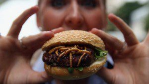 burger a base de pigeon et insectes
