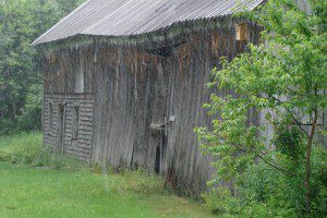 grange sous la pluie
