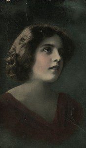 femme reveuse belle