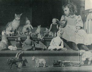 Fillette avec jouets dans les marches
